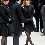 Auch Sarah Ferguson, Tochter Prinzessin Beatrice und ihr Mann Edoardo Mapelli Mozzi sind an der Westminster Abbey eingetroffen.