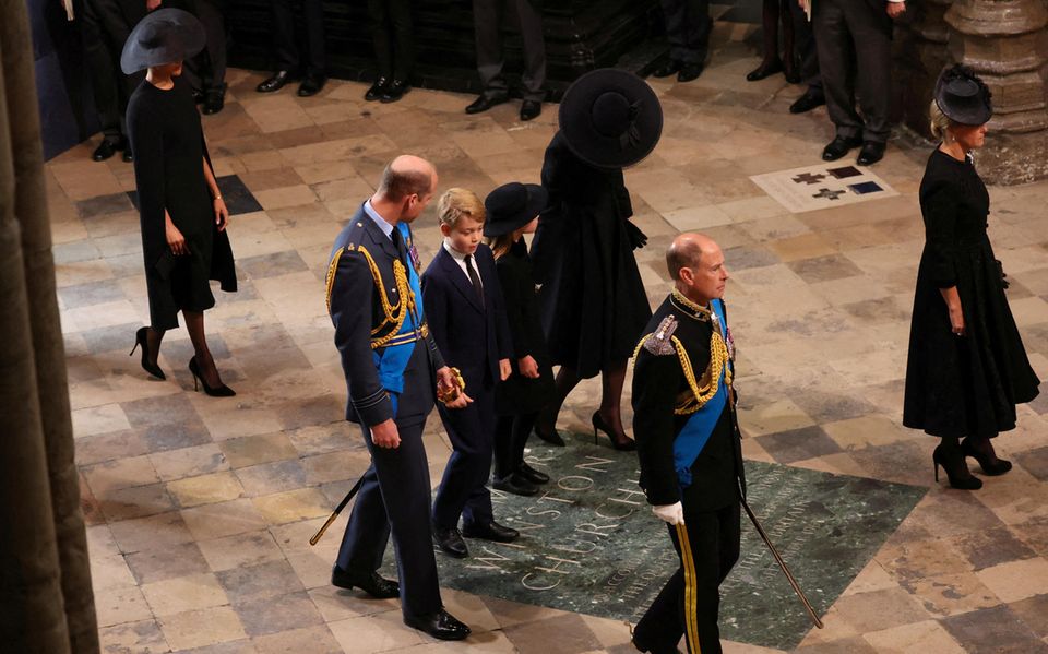 Prinz William, Prinz George, Prinzessin Charlotte und Herzogin Catherine betreten die Westminster Abbey gemeinsam