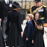Überraschenderweise nehmen Prinz George und seine Schwester Charlotte doch am Staatsbegräbis ihrer Urgroßmutter teil. Ein schwerer Tag für die beiden Kinderseelen.