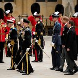Dem Sarg folgend betreten die Kinder der Queen König Charles, Prinzessin Anne, Prinz Andrew und Prinz Edward die Kirche, dahinter Prinz William, Prinz Harry und Peter Phillips.