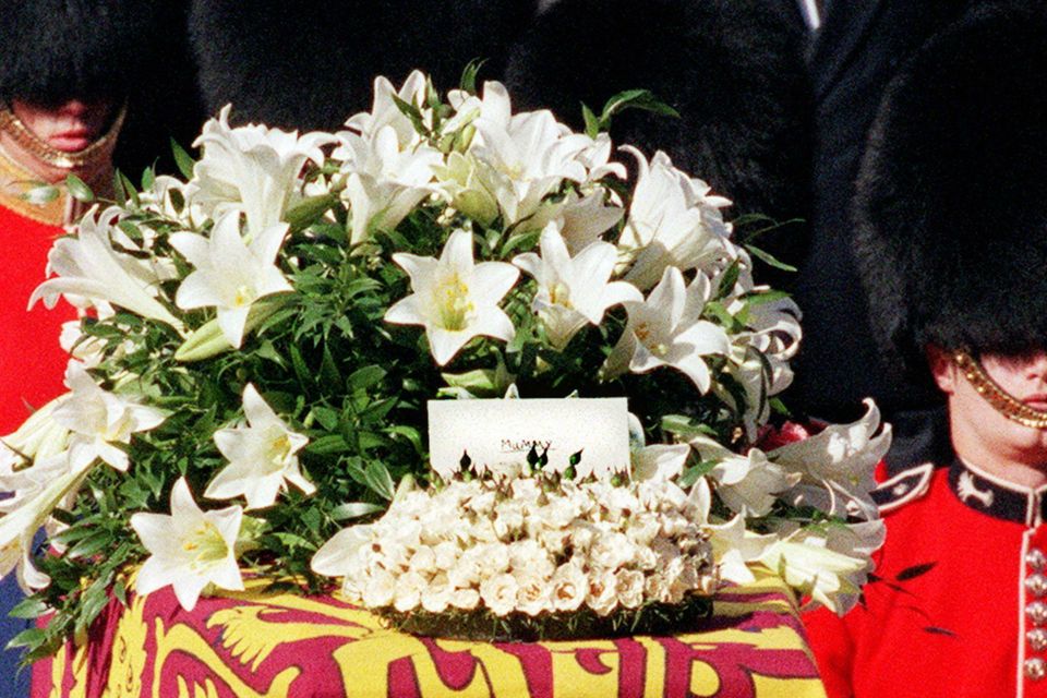 Dieser Anblick bleibt unvergessen: Auf dem Sarg von Prinzessin Diana, die am 6. September 1997 beerdigt wurde, legten Prinz William und Prinz Harry ihrer geliebten Mutter einen Brief bei. "Mummy" ist darauf in Handschrift zu lesen. 
