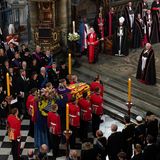 Der Sarg wird von den hohen Würdenträgern der Kirche in Empfang genommen. Die Royal Family und die vielen königlichen Trauergäste aus ganz Europa und der Welt verneigen sich vor der Queen.