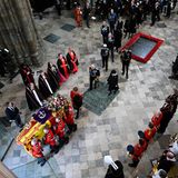 Nach dem ergreifenden Gottesdienst wird der Sarg aus der Abtei getragen, danach folgt die Prozession durch London zum Wellington Arch.