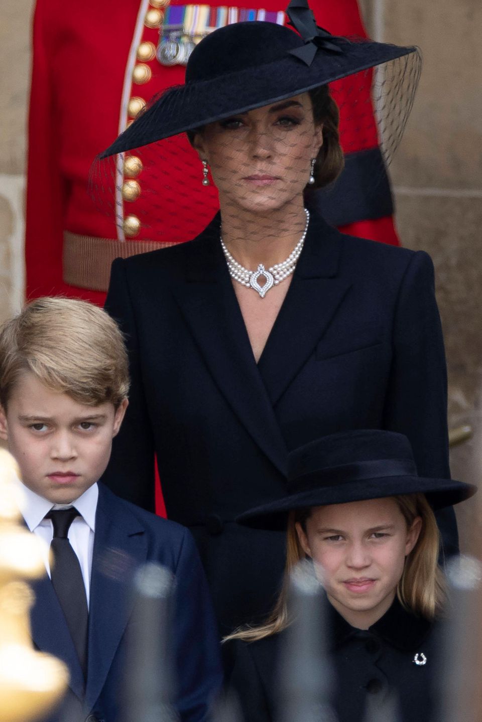 Herzogin Catherine mit ihren ältesten Kindern bei der Beerdigung von Queen Elizabeth.  