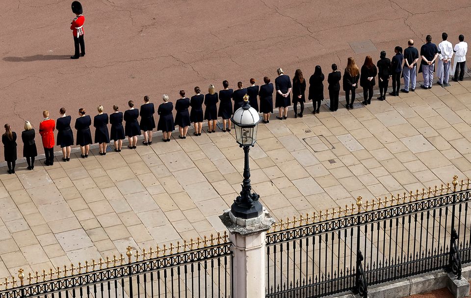 Die Angestellten des Buckingham Palastes verneigen sich vor der Queen.