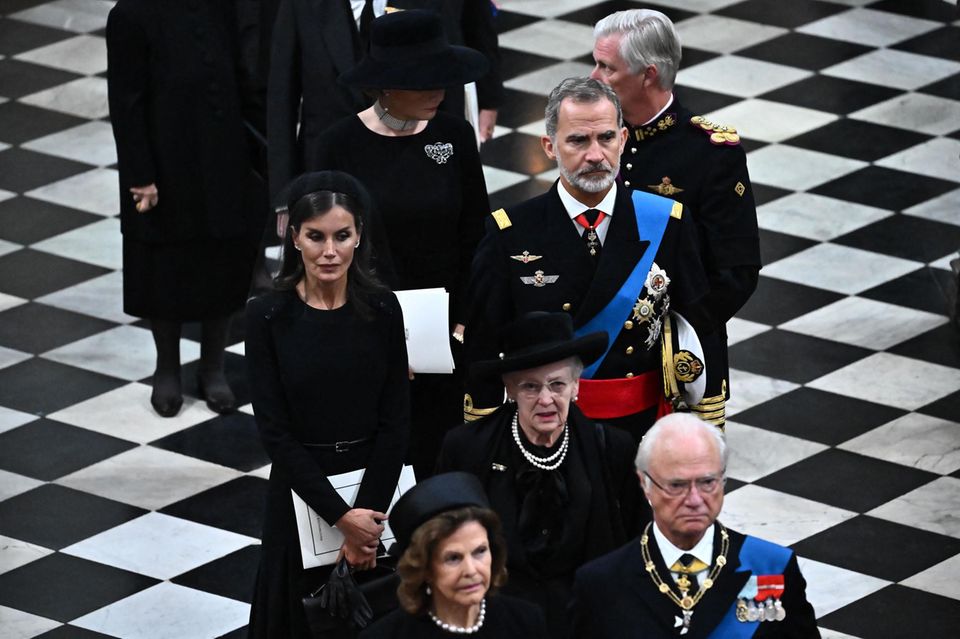 Königin Silvia, König Carl Gustaf, Königin Letizia, König Felipe, Königin Mathilde und König Philippe verlassen die Westminster Abbey.
