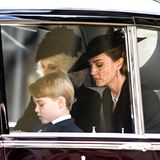 Königin Camilla sitzt gemeinsam mit Herzogin Catherine und ihren Kindern George und Charlotte im königlichen Rolls Royce.