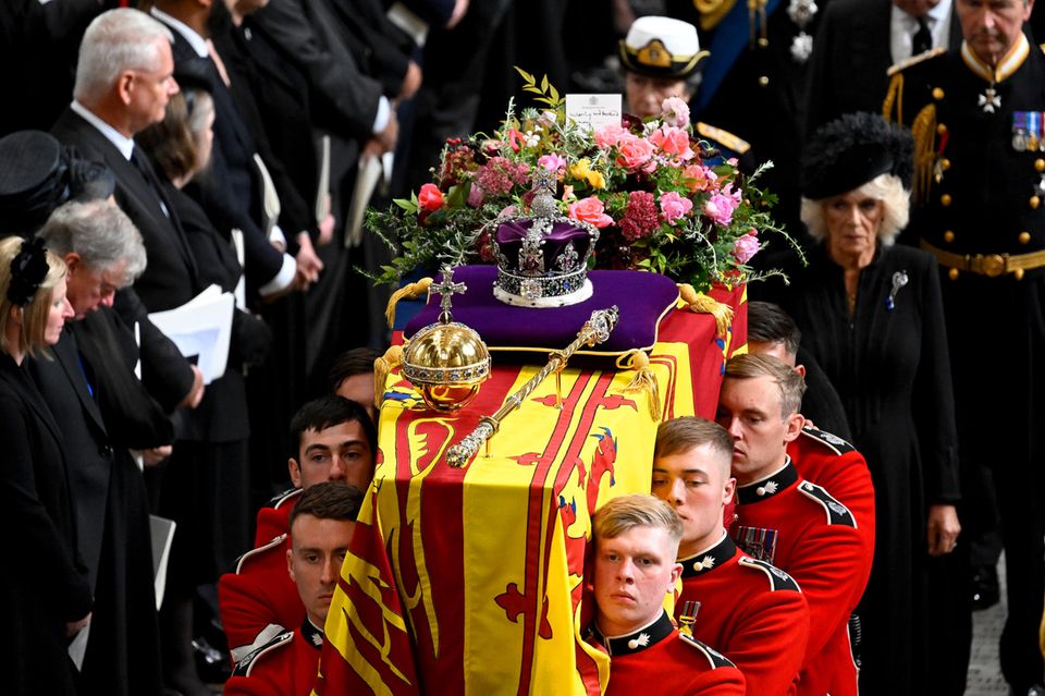 Der Trauerkranz auf dem Sarg von Queen Elizabeth enthält Teile ihres Brautstraußes.