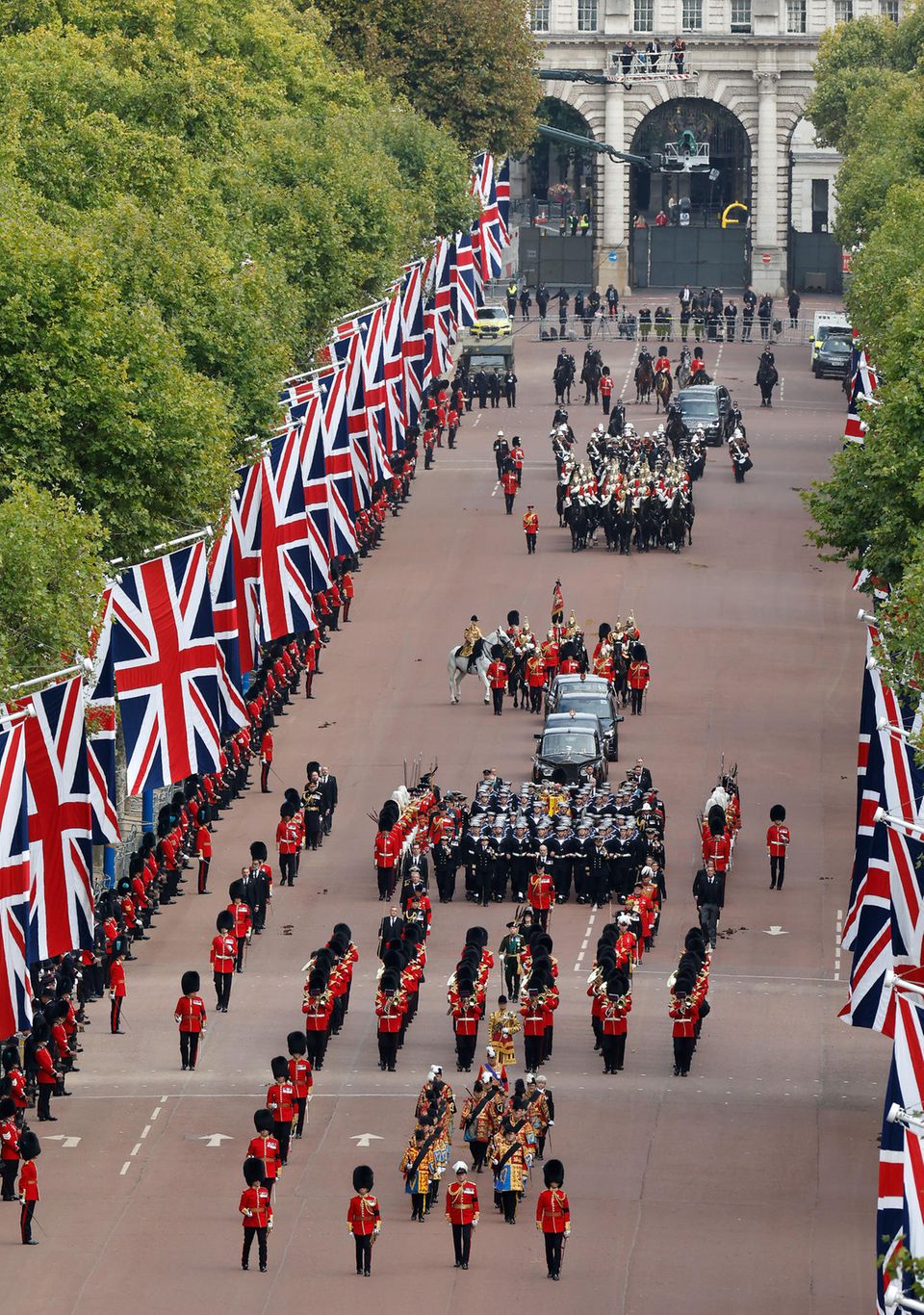 Die Prozession durch London wird von König Charles, den Geschwister und Enkeln im Gleichschritt begleitet, die anderen Mitglieder der Royal Family folgen im Wagen.