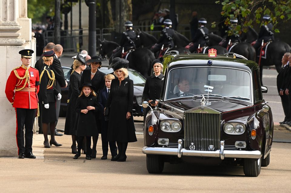 Royal Family kommt am Wellington Arch an.
