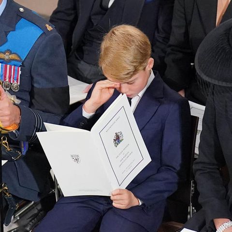 Prinz George ist die Trauer um seine Urgroßmutter Queen Elizabeth anzusehen.