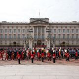 Ein letztes Mal zieht die Queen im Sarg am Buckingham Palast vorbei.