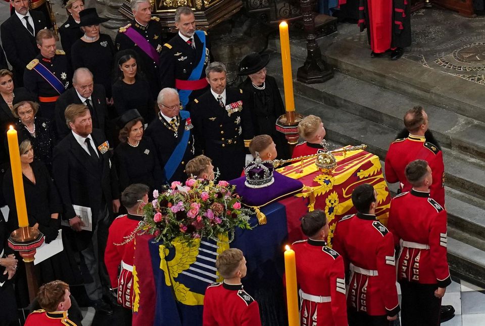 Sofia von Spanien, König Juan Carlos, Königin Letizia und König Felipe stehen gemeinsam in der Westminster Abbey, um Queen Elizabeth die letzte Ehre zu erweisen.