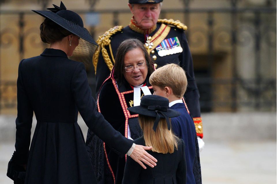 Schon vor Beginn der Beerdigung von Queen Elizabeth signalisiert Catherine, Princess of Wales ihren Kindern mit einer simplen Geste Unterstützung.