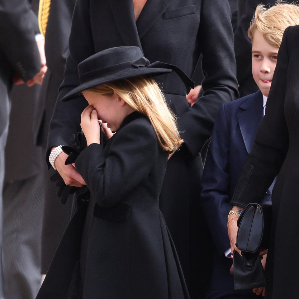 Prinzessin Charlotte weint um ihre Urgroßmutter Queen Elizabeth.