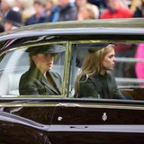 Die Schwestern Prinzessin Eugenie und Prinzessin Beatrice sitzen gemeinsam im Auto