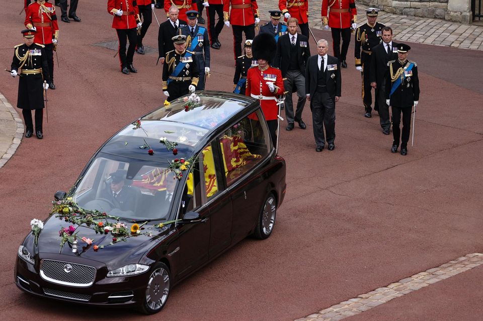 Der Leichenwagen wird auf Schloss Windsor von einer Prozession begleitet.