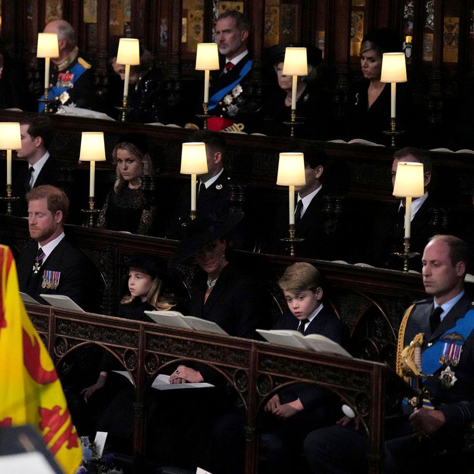 Prinz Harry und Herzogin Meghan nehmen Seite an Seite mit Prinz William, Catherine, Princess of Wales, Prinzessin Charlotte und Prinz George Abschied von der Queen.