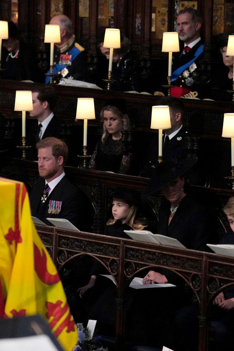 Prinz Harry und Herzogin Meghan nehmen Seite an Seite mit Prinz William, Catherine, Princess of Wales, Prinzessin Charlotte und Prinz George Abschied von der Queen. Prinz Harry und Herzogin Meghan nehmen Seite an Seite mit Prinz William, Catherine, Princess of Wales, Prinzessin Charlotte und Prinz George Abschied von der Queen.