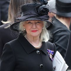 Es ist das erste Mal, dass sich Angela Kelly, enge Vertraute der Queen, seit dem Tod der Monarchin in der Öffentlichkeit zeigt. An ihrem schwarzen Mantelkleid steckt die Royal Victorian Order Medaille, die sie im Jahr 2012 von ihrer engen Freundin, der Königin, überreicht bekommen hat. 