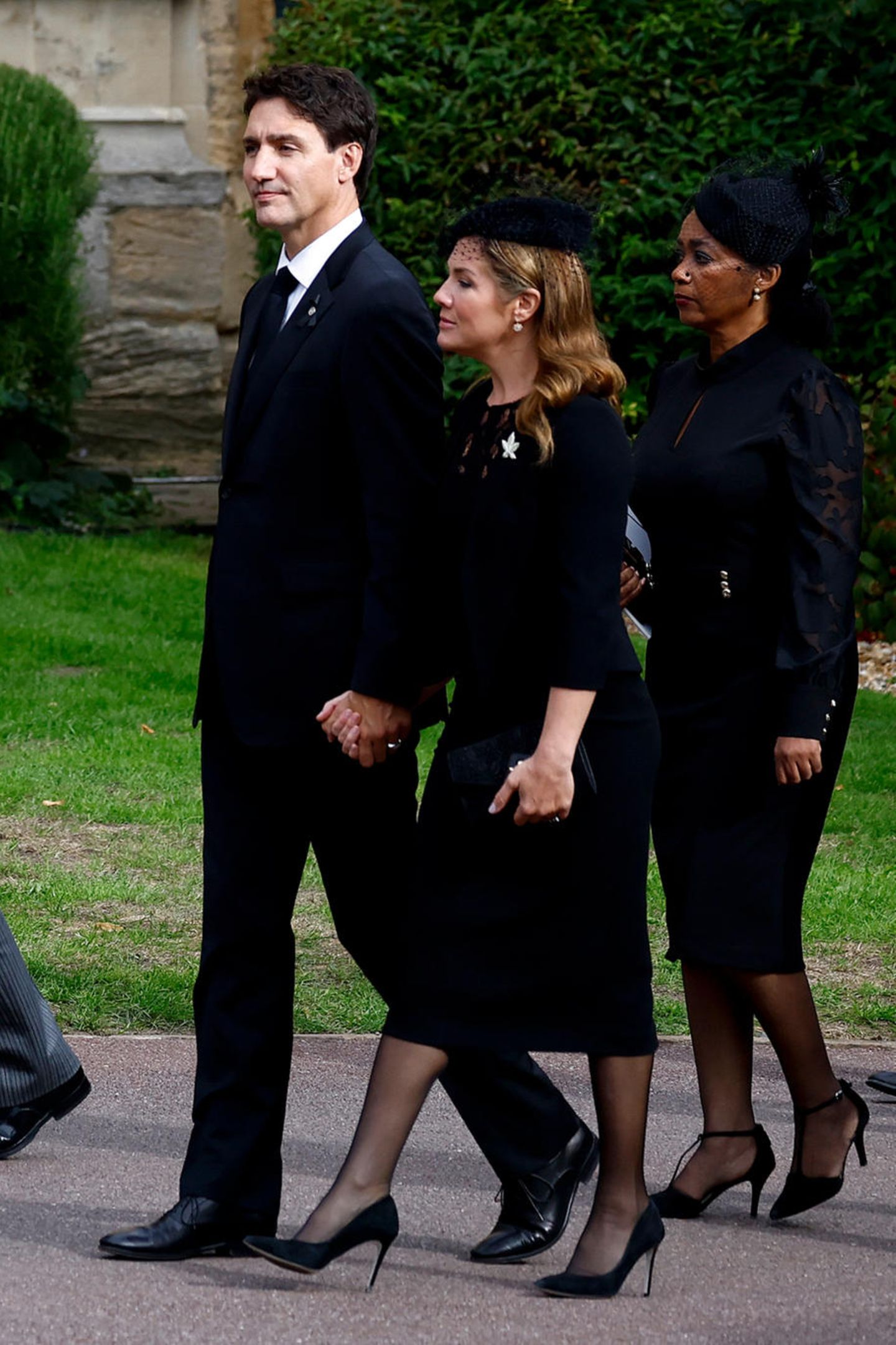 Sophie Grégoire Trudeau, die Ehefrau von Kanadas Premier Justin Trudeau, trägt ein enges, schienbeinlanges Kleid und spitz zulaufende Pumps. Die Brosche in Form eines Ahornblattes steht für ihr Heimatland. 