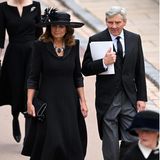 Auch Kates Eltern, Carole und Michael Middleton, zählen zu den Gästen der Beerdigung. Zu ihrem schlichten Mantelkleid von Catherine Walker trägt sie ein dreistrangiges Perlen-Collier mit auffälligem Anhänger, welches alle Blicke auf sich zieht. 