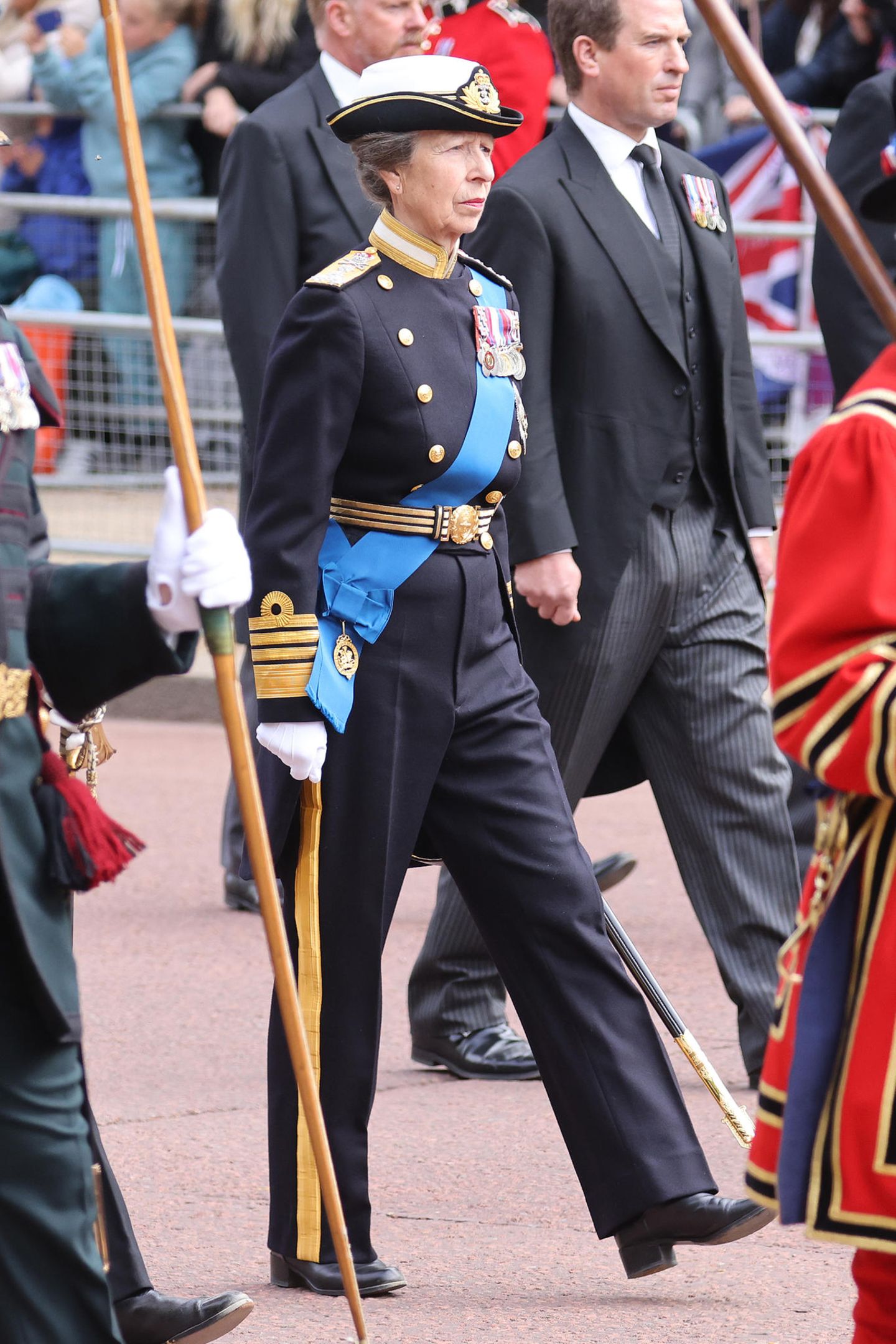 Prinzessin Anne ist als einzige royale Frau Teil der Prozession. Sie trägt ihre Royal-Navy-Uniform mit den 11 Medaillen, die sie im Laufe der Jahre verliehen bekommen hat. 