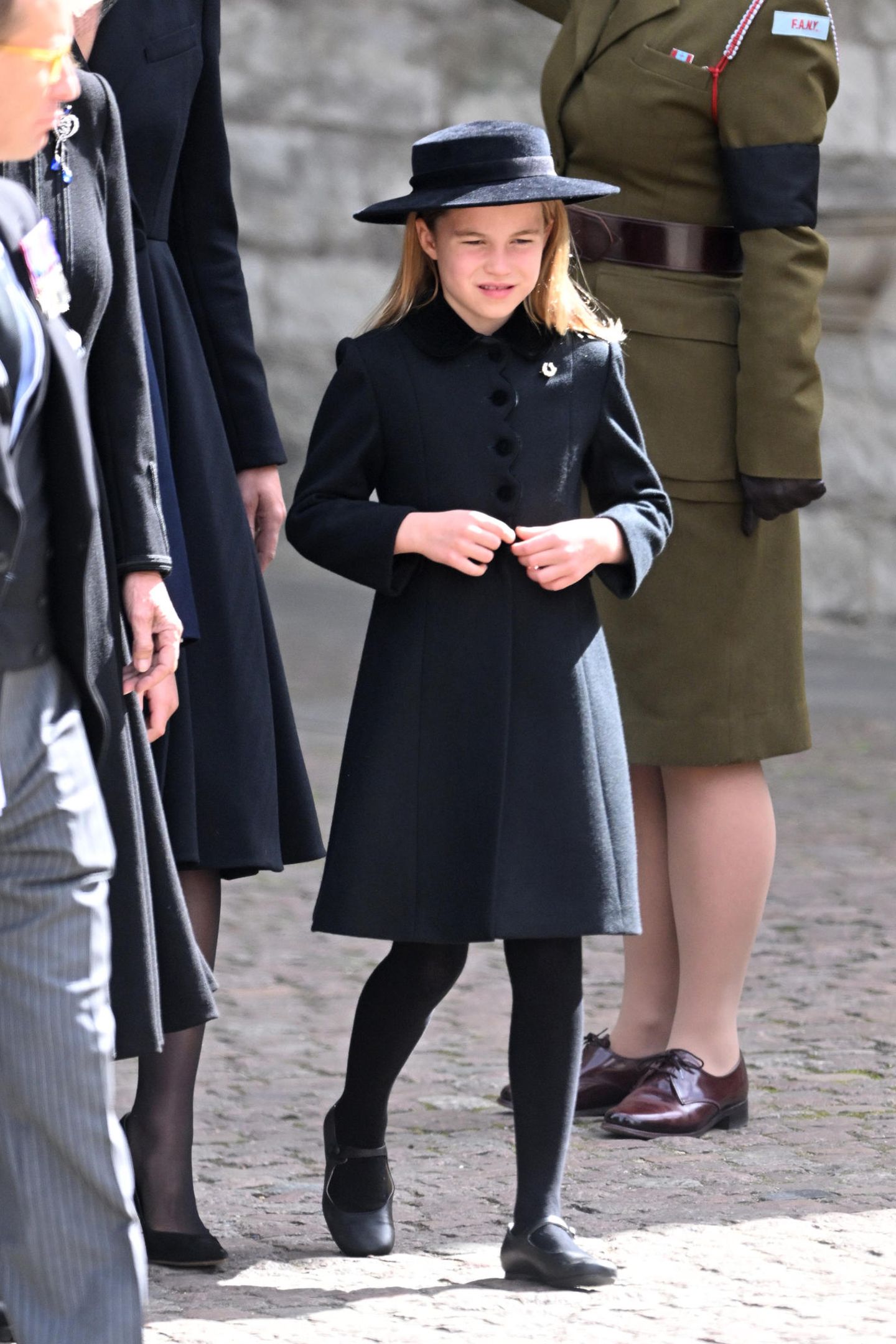 Prinzessin Charlotte trägt an ihrem schwarzen Wollmantel eine Brosche in Hufeisenform. Dieses besondere Schmuckstück soll ein Geschenk von ihrer Uroma, Queen Elizabeth, gewesen sein. 