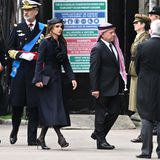 Königin Rania von Jordanien ehrt die Queen auf subtile Art und Weise: Sie trägt einen Mantel mit Rüschenrevers, den sie schon vor über 20 Jahren während eines Staatsbesuches im Jahr 2001 an der Seite der Queen getragen hat. 