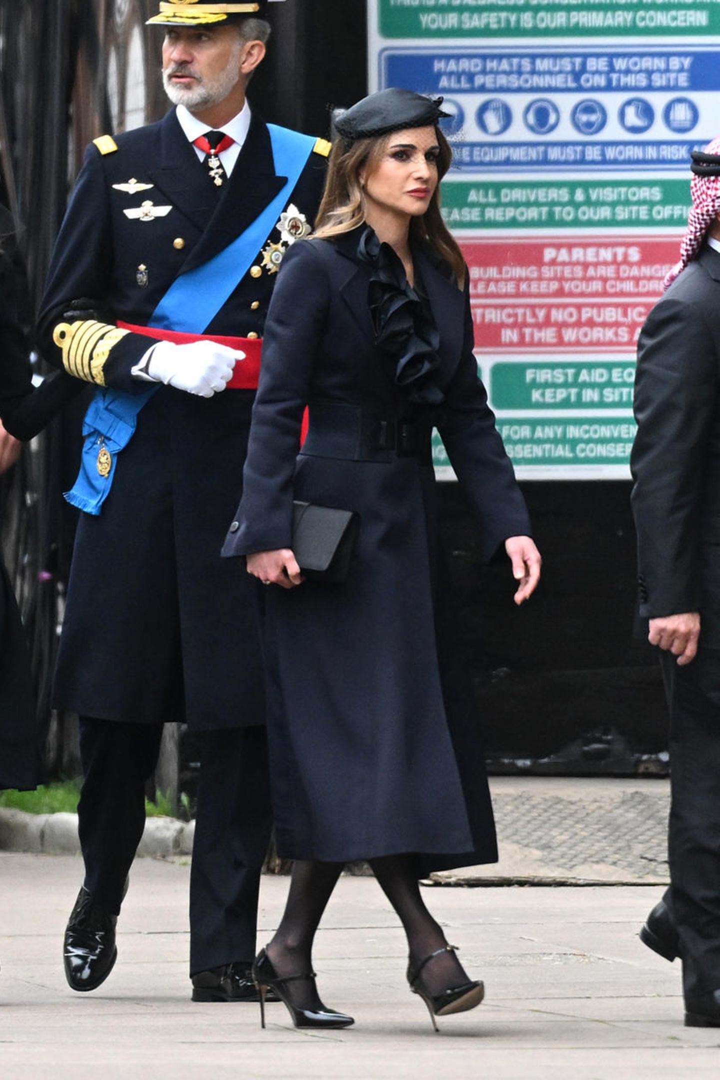 Königin Rania von Jordanien ehrt die Queen auf subtile Art und Weise: Sie trägt einen Mantel mit Rüschenrevers, den sie schon vor über 20 Jahren während eines Staatsbesuches im Jahr 2001 an der Seite der Queen getragen hat. 