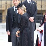 Sophie von Wessex trägt ein schwarzes Kleid von Suzannah London. In den schwarzen Stoff sind Maiglöckchen gestickt, die Lieblingsblume von Queen Elizabeth – eine rührende und dennoch dezente Hommage. 