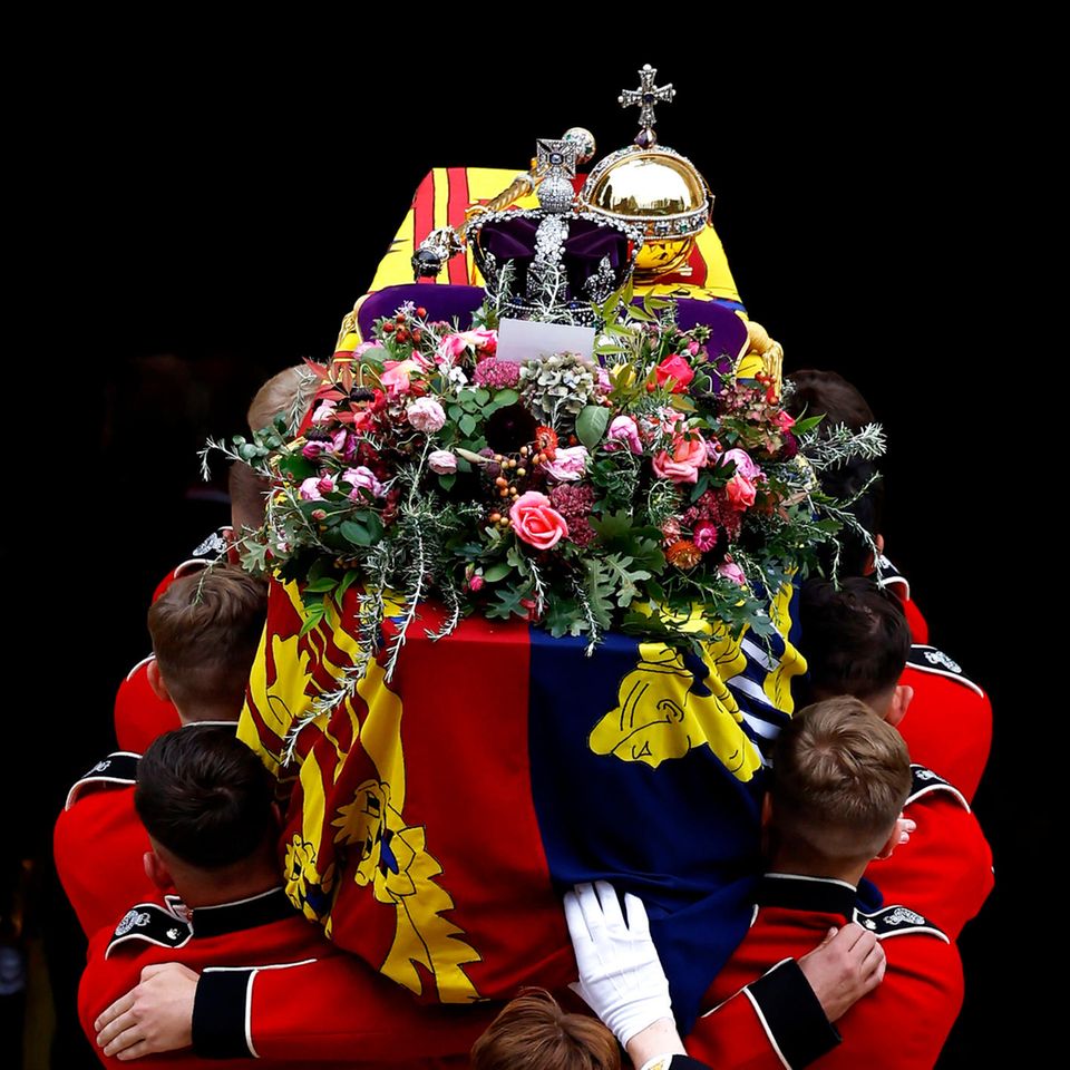Mit größter Sorgfalt und Würde wird der Sarg der Queen in die St. George's Chapel getragen.