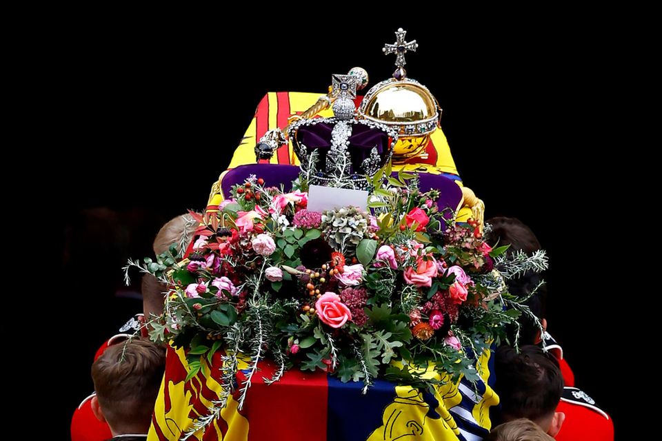 Mit größter Sorgfalt und Würde wird der Sarg der Queen in die St. George's Chapel getragen.