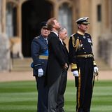 Auch Prinz Harry, der zusammen mit  Richard, 2. Duke of Gloucester, David Armstrong-Jones, Earl of Snowdon und Vizeadmiral Sir Timothy Laurence, auf den Sarg seiner Großmutter wartet, ist der große emotionale Kraftakt anzusehen.