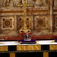Die legendäre State Crown wurde vom Sarg der Königin genommen und liegt nun am Altar.