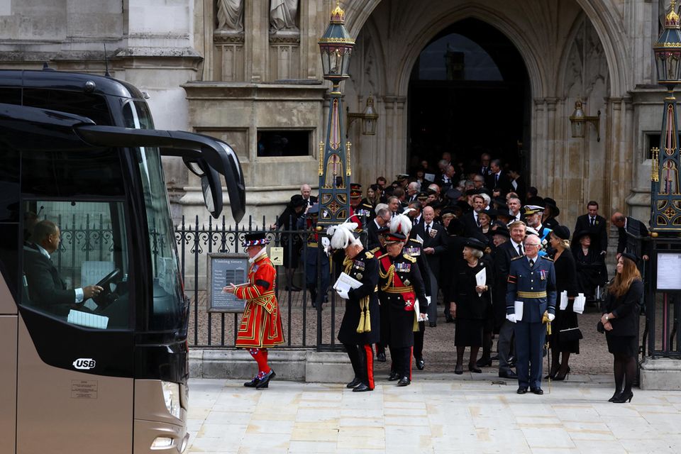 Internationale Royals warten auf ihren Bus vor der Westminster Abbey.