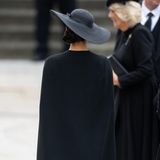 Das schwarze Cape-Dress dürfte aufmerksamen Royal-Fans bekannt vorkommen: Meghan besitzt das gleiche Modell auch in Dunkelblau und trug es zuletzt zu einem Konzert in der Royal Albert Hall im April 2018. Der Anlass damals hatte auch mit der Queen zu tun, war jedoch ein feierlicher: ihr 92. Geburtstag. Eine schöne, aber subtile Art, an die schönen Momente im Leben der Monarchin zu denken! 