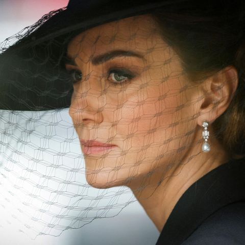 An ihren Ohren baumeln die "Bahrain Pearl Drop"-Ohrringe der Queen. Sie hatte diese zur Hochzeit geschenkt bekommen. 