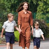Ein aufregender Tag für die Cambridge-Kids, sie gehen auf eine neue Schule in ihrer neuen Heimat Windsor. Für einen offiziellen Fototermin wählt Herzogin Catherine ein verspieltes Polka-Dot-Kleid von Rixo. 