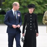 Prinz William und Herzogin Catherine besuchen in der Woche nach dem Tod von Queen Elizabeth ein Army Training Centre. Zu diesem Anlass trägt Kate einen maßgeschneiderten Mantel von Catherine Walker, der dank Schulterklappen ein bisschen an eine Uniform erinnert. Dazu wählt sie einen schwarzen Hut von Lock und schwarze Pumps. 