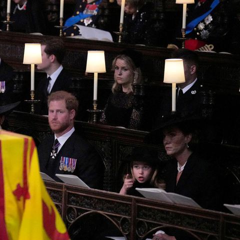 Prinz Harry, Prinzessin Charlotte und Catherine, Princess of Wales, vor dem Sarg von Queen Elizabeth in der St. George's Chapel am 19. September 2022.