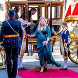 Für ihren ersten Prinsjesdag hat sich Kronprinzessin Amalia einen Wow-Look ausgesucht: Sie trägt ein petrolfarbenes, bodenlanges Kleid, dessen fließender Stoff ihre Figur umspielt. Statt traditionell auf einen Fascinator zu setzen, wählt sie einen hellen Haarreif, der locker in ihrem offenen Haar steckt. 