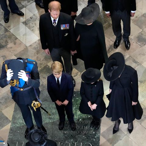 Prinz Harry scheint beim Eintritt in die Westminster Abbey nach Meghans Hand zu greifen.