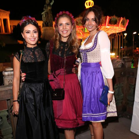 Nazan Eckes, Victoria Swarovski und Carmen Jorda dürfen beim Almauftrieb auf dem Oktoberfest nicht fehlen. Während Nazan und Victoria auf schwarze Spitzenblusen setzten, darf es für Carmen eine weiße, halbtransparente Bluse mit langen Armen sein. Besonderes Highlight: Victorias Krüger Dirndl ist mit Pailletten bestickt. 