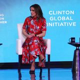 Für ihren Auftritt beim Clinton Global Initiative Meeting in New York wählt Königin Rania ein Outfit, das sich von dem blauen Hintergrund deutlich abhebt. Die rote Kombi aus Midirock und Bluse von Erdem stylt sie zu dunkelblauen Wildleder-Heels von Jennifer Chamandi. Die Haare trägt sie wie gewohnt offen und in leichten Wellen.