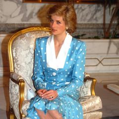 Im Jahr 1989 begeistert Prinzessin Diana in einem blauen Pünktchenkleid mit auffälligem Kragen. Das Kleid stammt von Designerin Catherine Walker und inspiriert auch heute noch zahlreiche Designer, Stylisten und Promis.