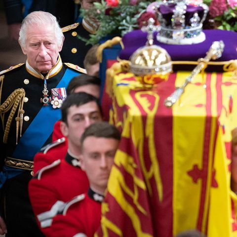 König Charles war bei der Beerdigung von Queen Elizabeth (†) zu Tränen gerührt. Jetzt hat seine geliebte Mutter ihre letzte Ruhe gefunden – zusammen mit seinem im April 2021 verstorbenem Vater.