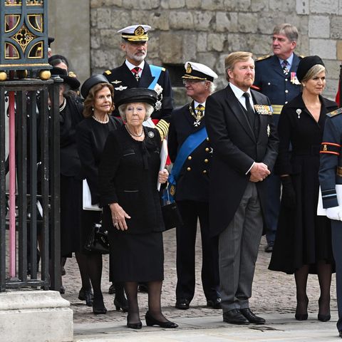 Königin Margrethe, Königin Silvia, König Felipe, Prinzessin Beatrix, König Carl Gustaf, König Willem-Alexander und Königin Máxima (v.l.n.r.) beim Staatsbegräbnis von Queen Elizabeth (†).