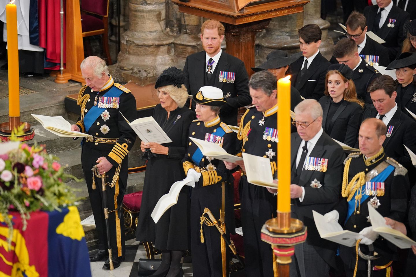 Prinz Harry und Herzogin Meghan saßen beim Trauergottesdienst für Queen Elizabeth in der Westminster Abbey direkt hinter König Charles und Königin Camilla.