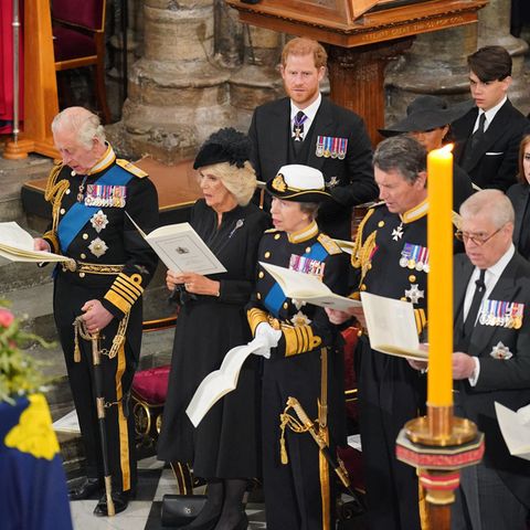 Prinz Harry und Herzogin Meghan saßen beim Trauergottesdienst für Queen Elizabeth in der Westminster Abbey direkt hinter König Charles und Königin Camilla.